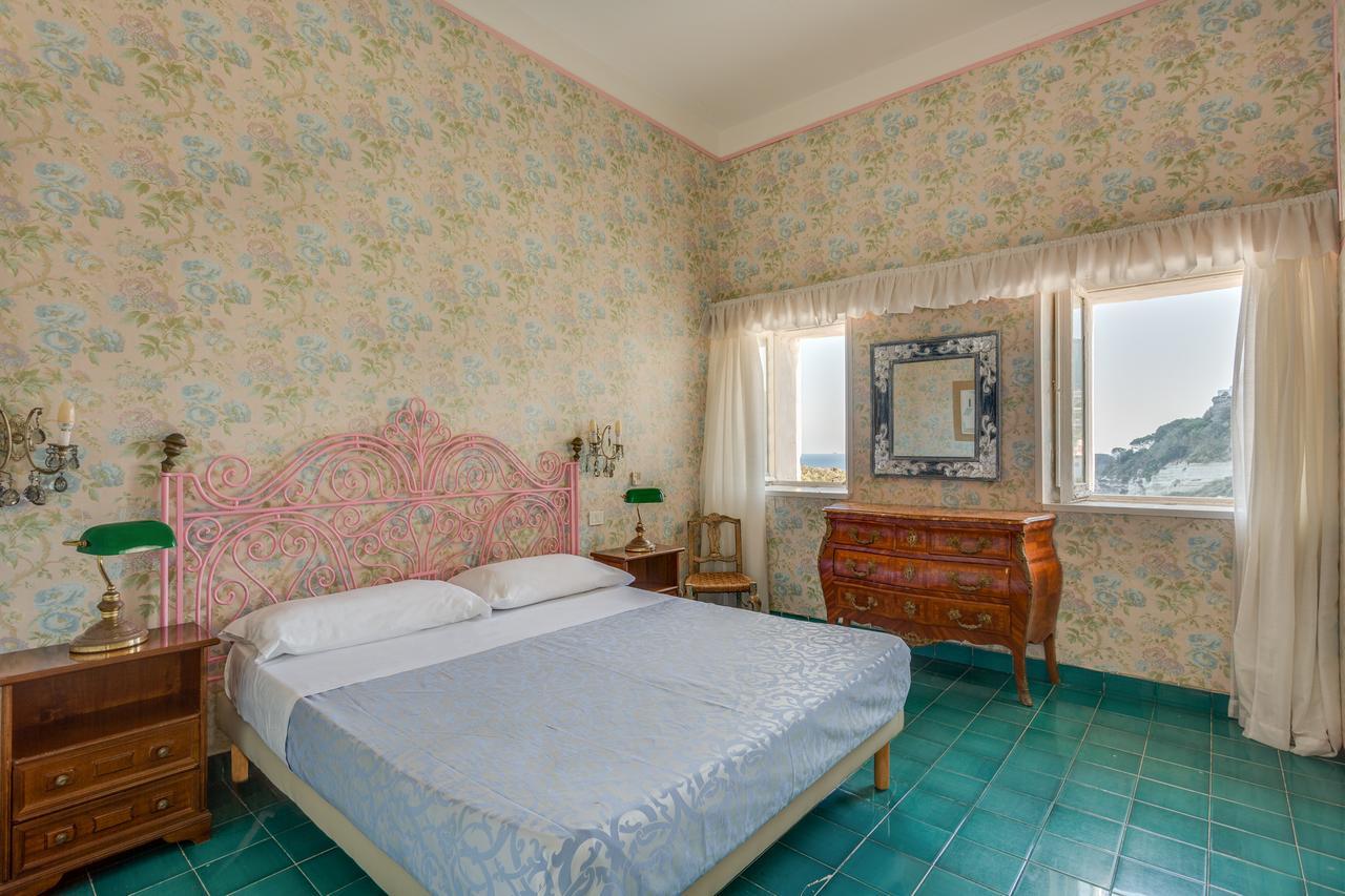Hotel Torre Dei Borboni Понца Экстерьер фото