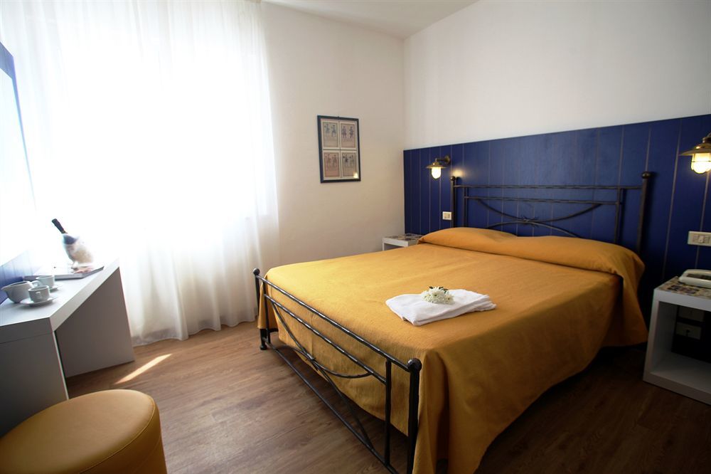 Hotel Torre Dei Borboni Понца Экстерьер фото